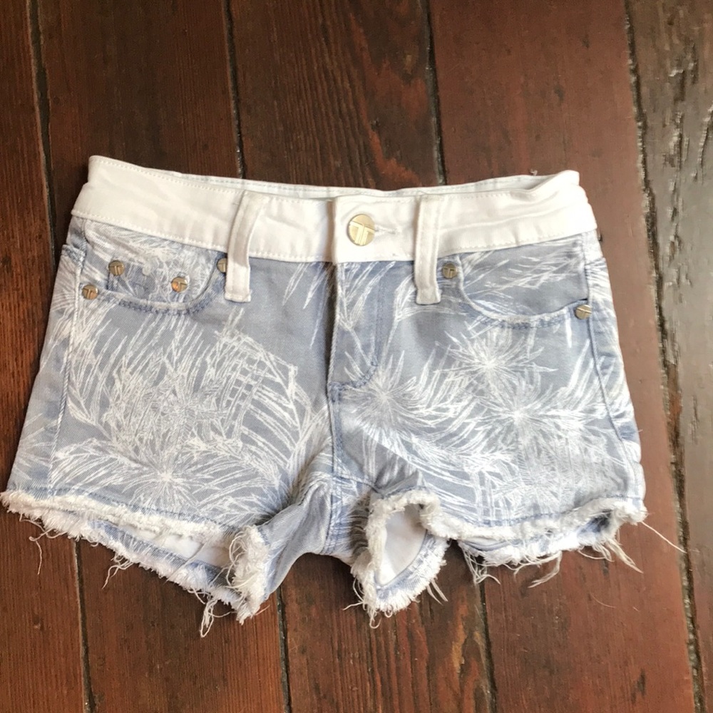 Size 7 tractr Jean shorts